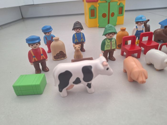 Maison transportable et ouvrable playmobil 123 accompagnée de 6 personnages, 7 animaux et accessoires - photo numéro 2
