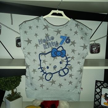 💙Tshirt epais Hello Kitty très bon état 10 ans 💙