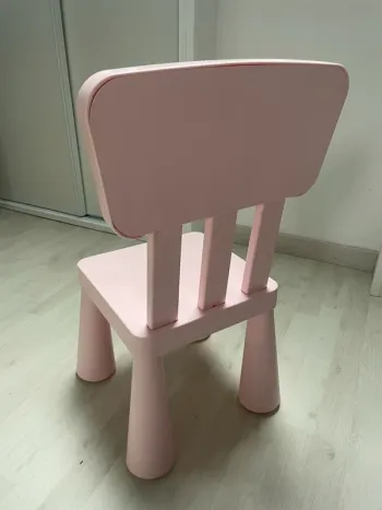 Chaise enfant IKEA rose clair intérieur comme extérieur