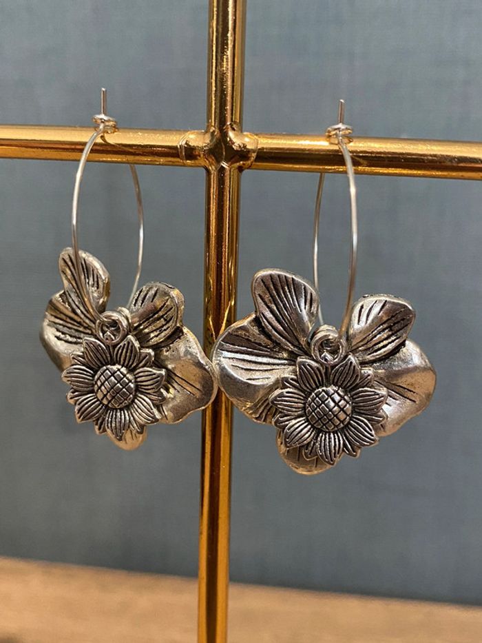 Paire de boucles d’oreilles créoles fleurs acier - photo numéro 3