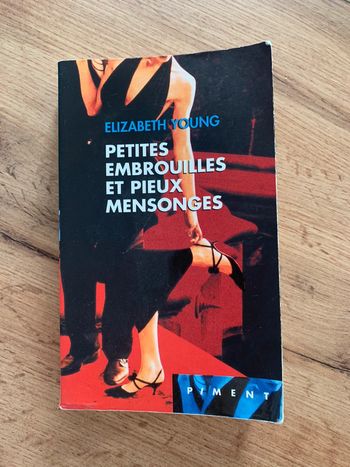 Livre Petites embrouilles et pieux mensonges