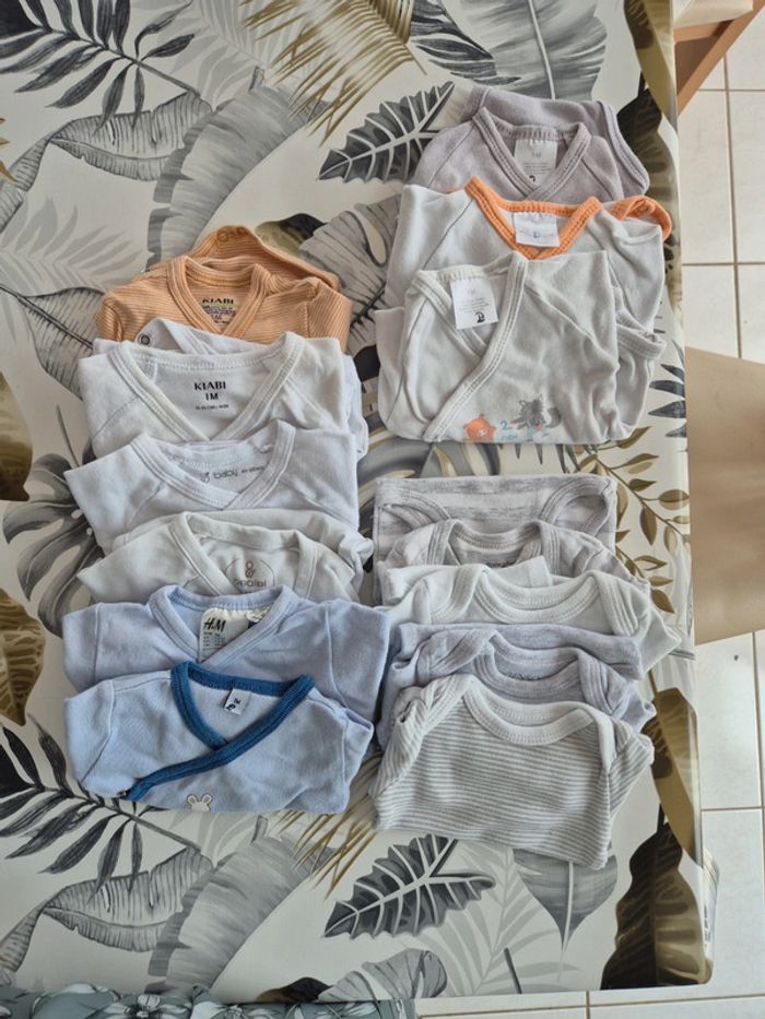 Lot de 17 boby manches longues 1 mois