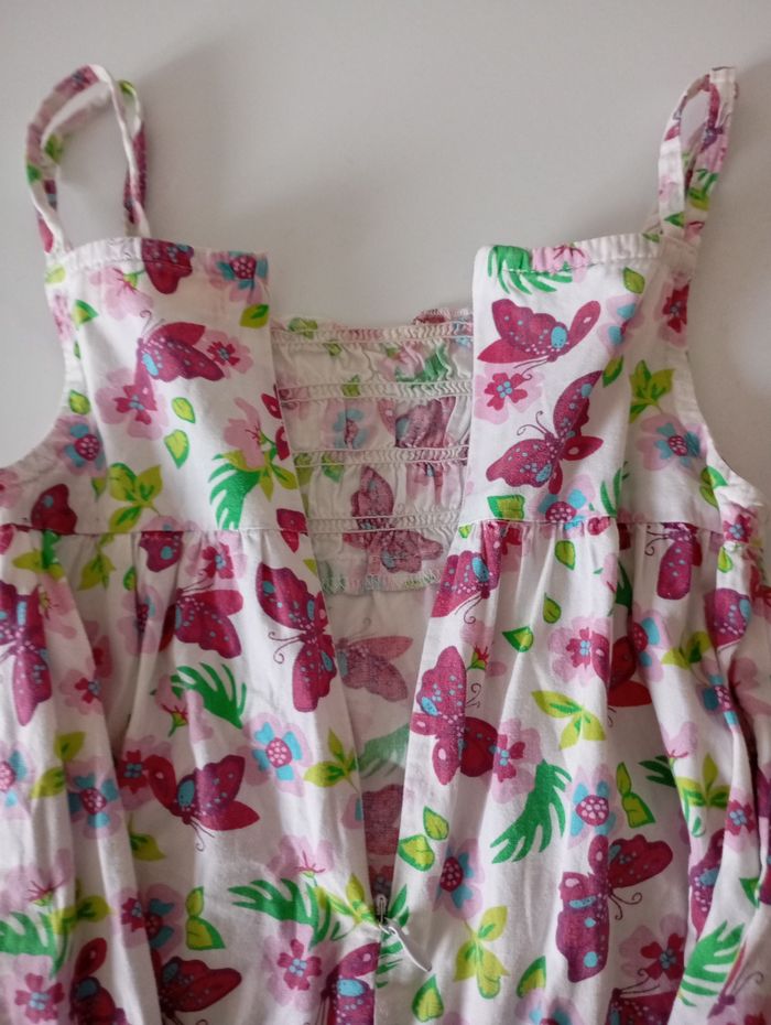 Robe d'été,6! ans ,blanche et imprimé multicouleus  papillons , Tout simplement. Très bon état - photo numéro 7