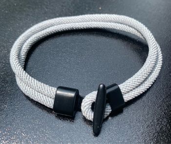 Bracelet en corde grise