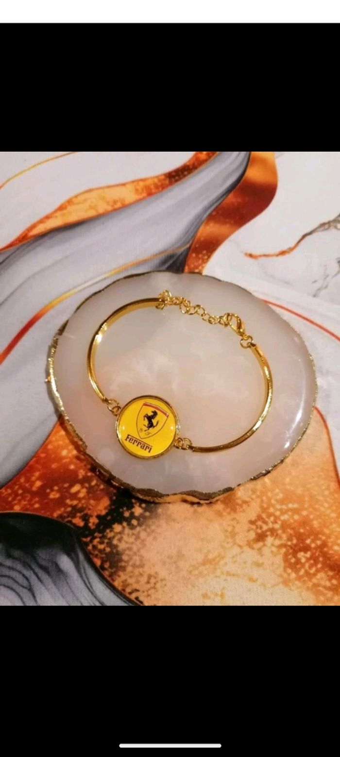 Bracelet doré Ferrari