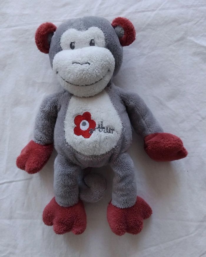 Doudou peluche singe gris et bordeaux - Arthur et Lola