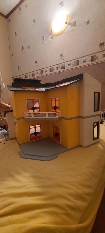 Maison de playmobile et divers accessoires