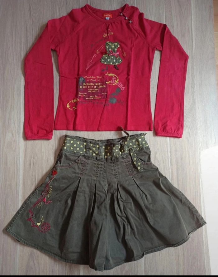 t-shirt rouge avec styliste et jupe plissée kaki broderie et breloques, jolis détails Marèse 10 ans