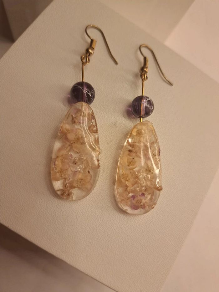 Boucles d'oreilles pendante en résine florale - photo numéro 6