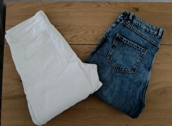 Lot de 2 jeans 1 jean Pimkie taille 40 ,bas effiloché 
1 jean blanc de chez Primark taille 40 

Les 2 sont taille haute