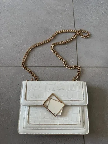 Sac à bandoulière blanc, il y a quelques marques d'usures, 20x13cm