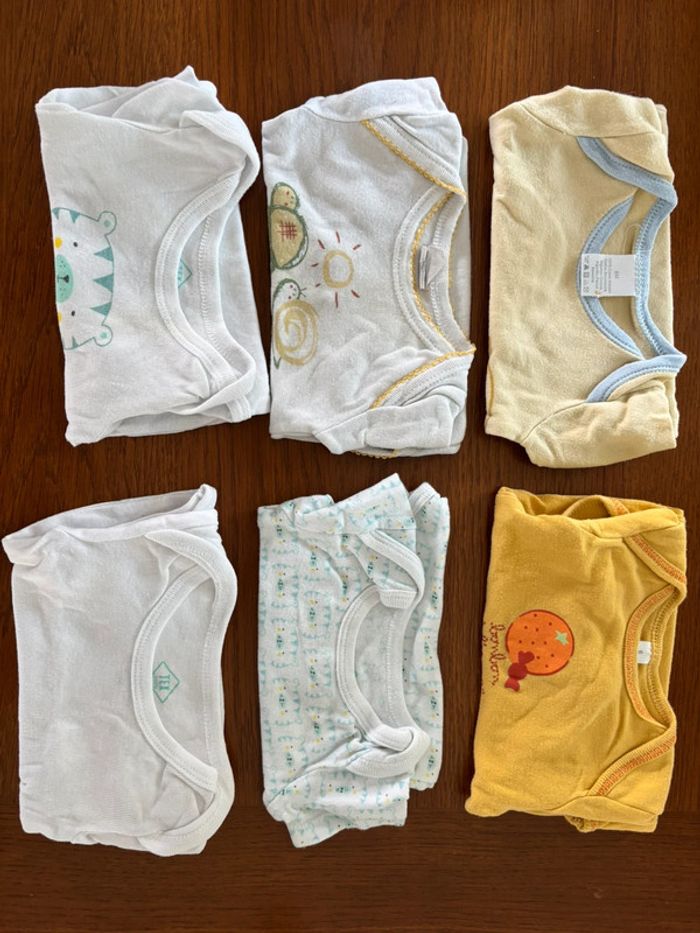 Lot de 14 bodies 6 mois - photo numéro 2