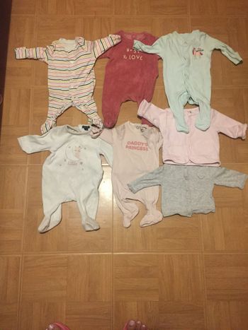 Lot de 5 pyjamas et 2 gilets taille 1 mois