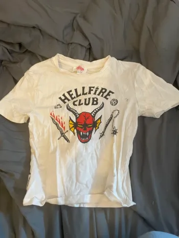 T-shirt stranger things hellfire club