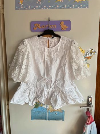 Blouse blanche à manches 3/4 en dentelle, taille S, marque Zara.