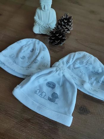 Lot de 3 petits bonnets blancs
