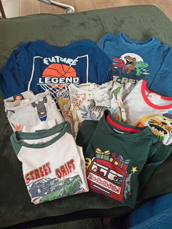 Lot. T shirt manches longues 5 ans