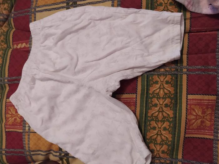 Il y a robe de 1 mois un pantalon de 3 mois et un de 1 mois et des body de 1 mois et 0 mois et un manteau de 1 mois - photo numéro 4