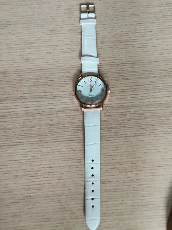 Montre blanche, doré, reliefs, style classique - photo numéro 3