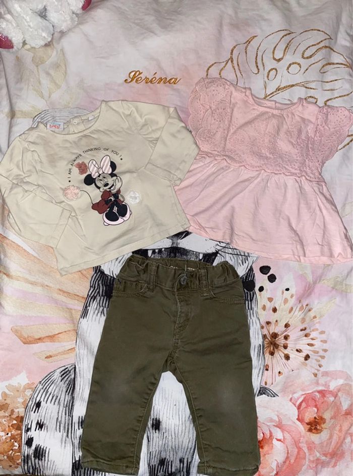 Ensemble pantalon et 2 t-shirts, taille 6-12 mois, marque BabyGap.