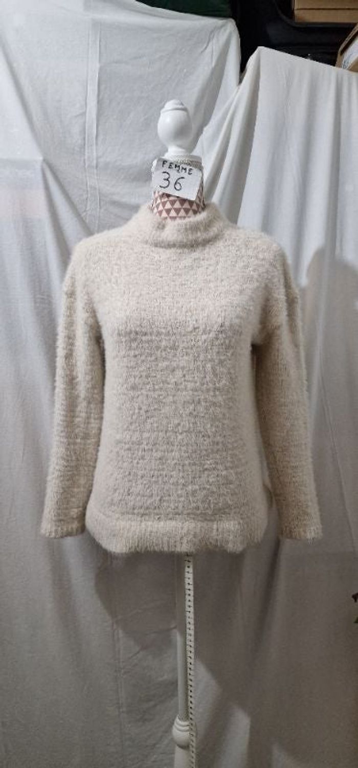 Pull, crème, maille douce effets poilus, en bon état,en polyester & polyamide & fil argenté