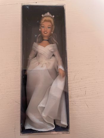 Poupées porcelaine atlas disney cendrillon en robe de mariée