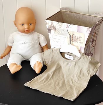 👕 T-shirt bébé fille 6 mois – Kaki avec petit cœur en strass 💚