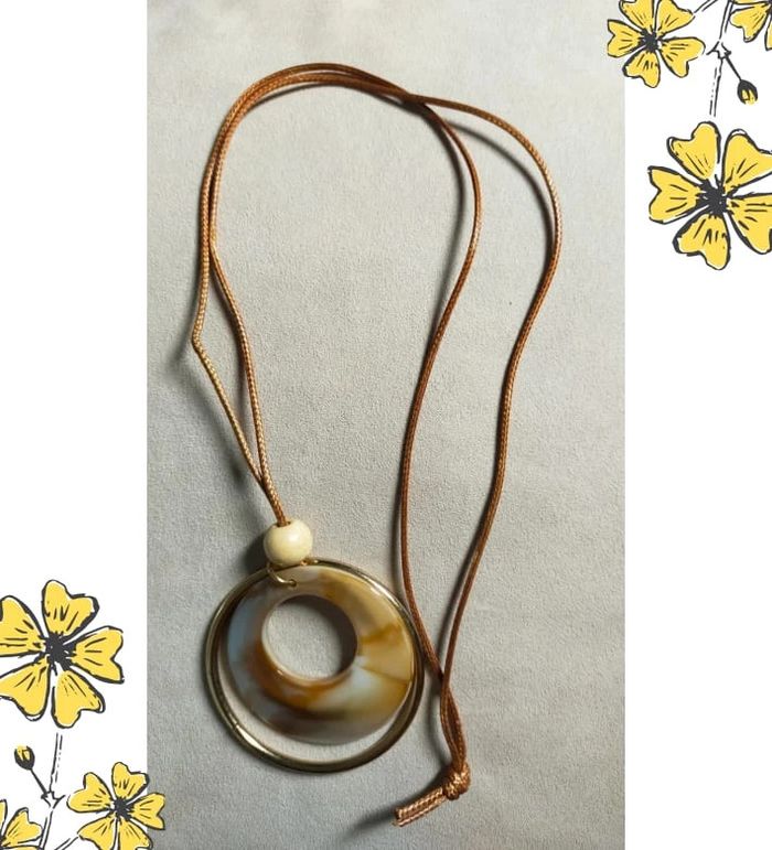 Collier pendentif rond effet marbré miel & anneau doré – Collection Sable & Ébène - photo numéro 3
