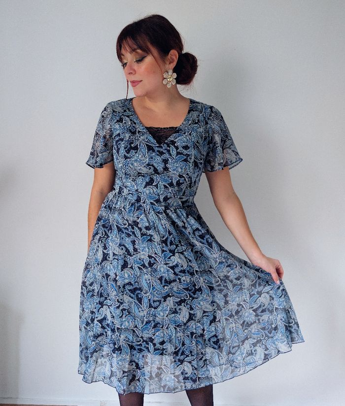 Robe longue voilage dentelle bleu motif paisley cachemire tendance Naf Naf Taille 38 M
Très bon état - photo numéro 7