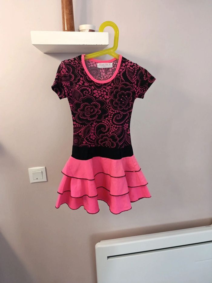 Très jolie robe à volant rose 4 ans