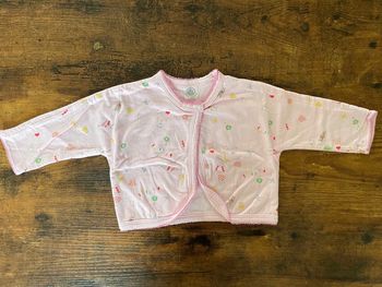 Veste rose à motifs enfantins