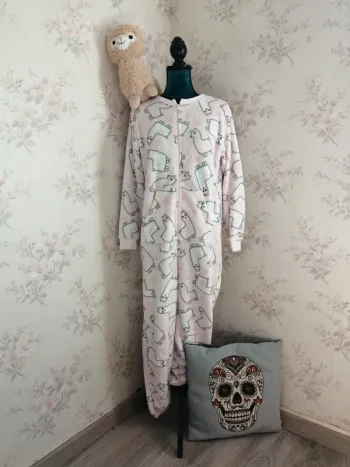 Combinaison pyjama rose à motifs lama / lalallama / (S-M)