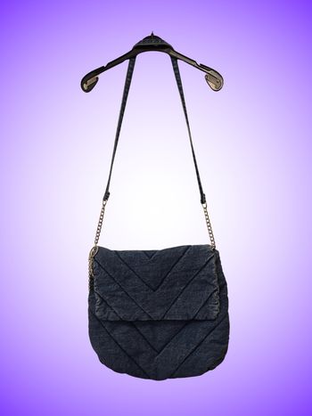 Sac Bandoulière Calliope – Jean Délavé Matelassé Noir/Gris – Chaîne Dorée – Charms Paris – 35 x 15 x 30 cm – Bon État