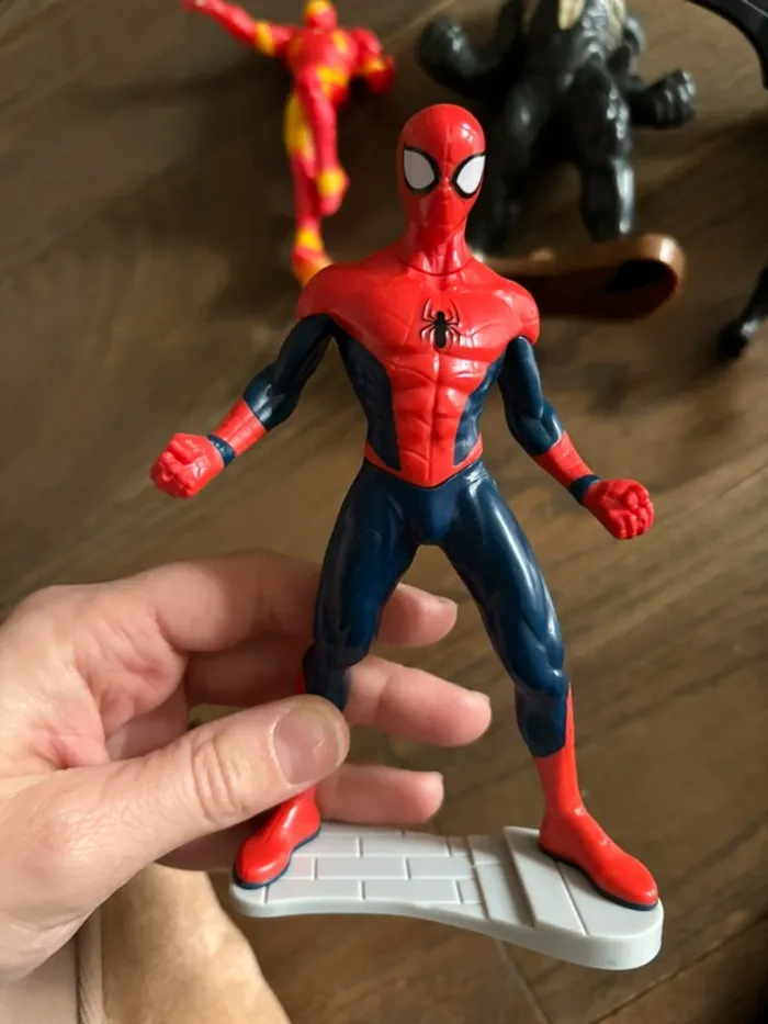 Lot de 4 figurines super-héros et voiture hotwheels Tbe Batman spiderman - photo numéro 2