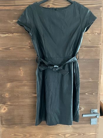 Robe courte simili cuir noir