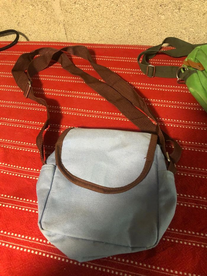 Plusieurs petits sacs bandoulière en bon état - photo numéro 7