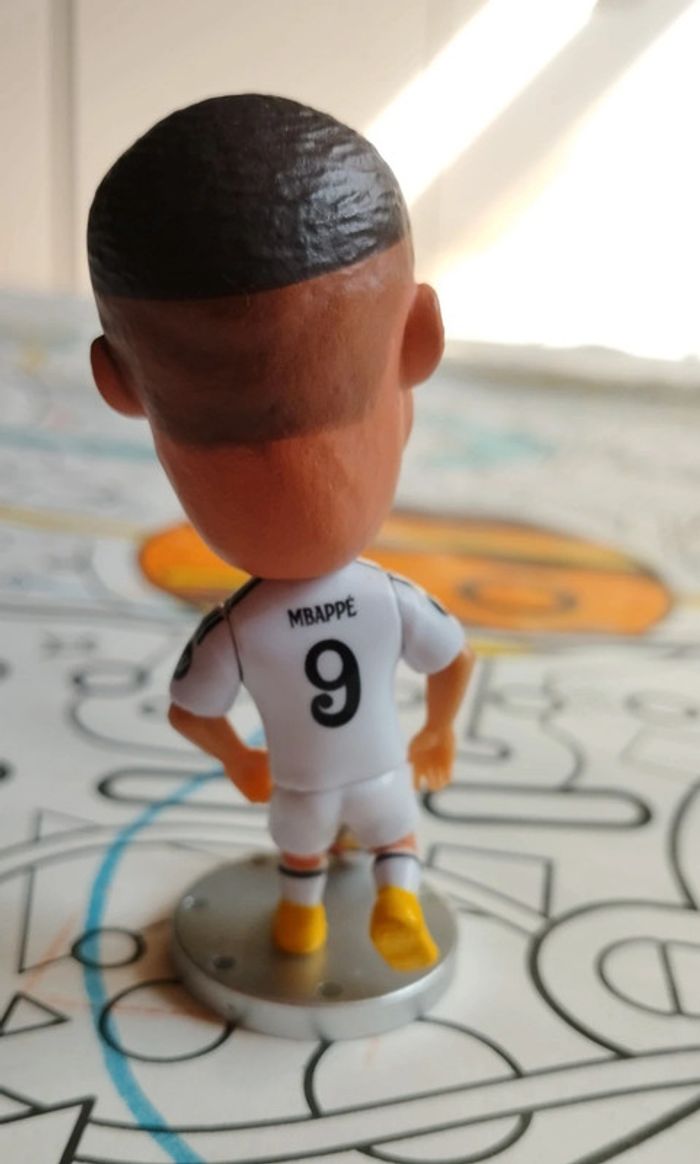 Petite figurine football neuve Kylian m'bappé Real Madrid - photo numéro 2