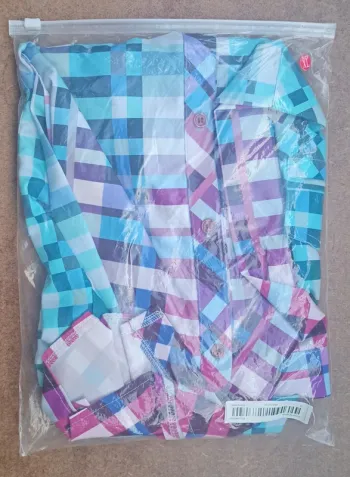 Vends une chemise pour femme jamais porté taille XL cause de la vente je me suis trompé de taille