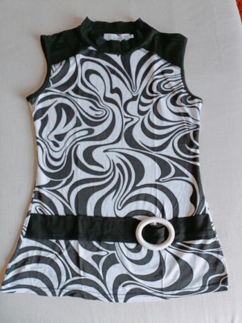 Top sans manche avec boucle motif noir et blanc