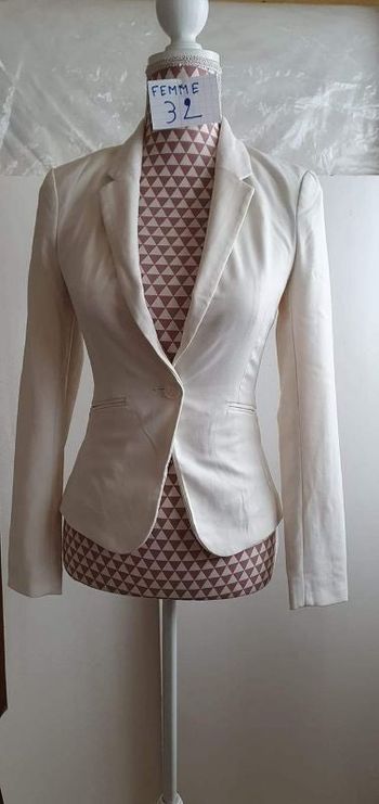 Veste ,blanc cassé, neuve, polyester/viscose/élasthanne,longueur 52cm,marque H&M = 12€