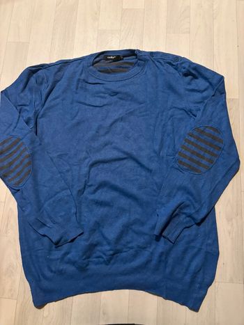 Pull celio taille XL bleu avec rayures bleu et noir aux manches