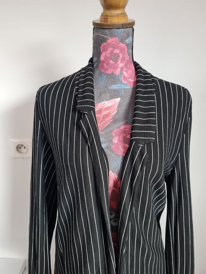 Jolie veste noire rayée - photo numéro 2