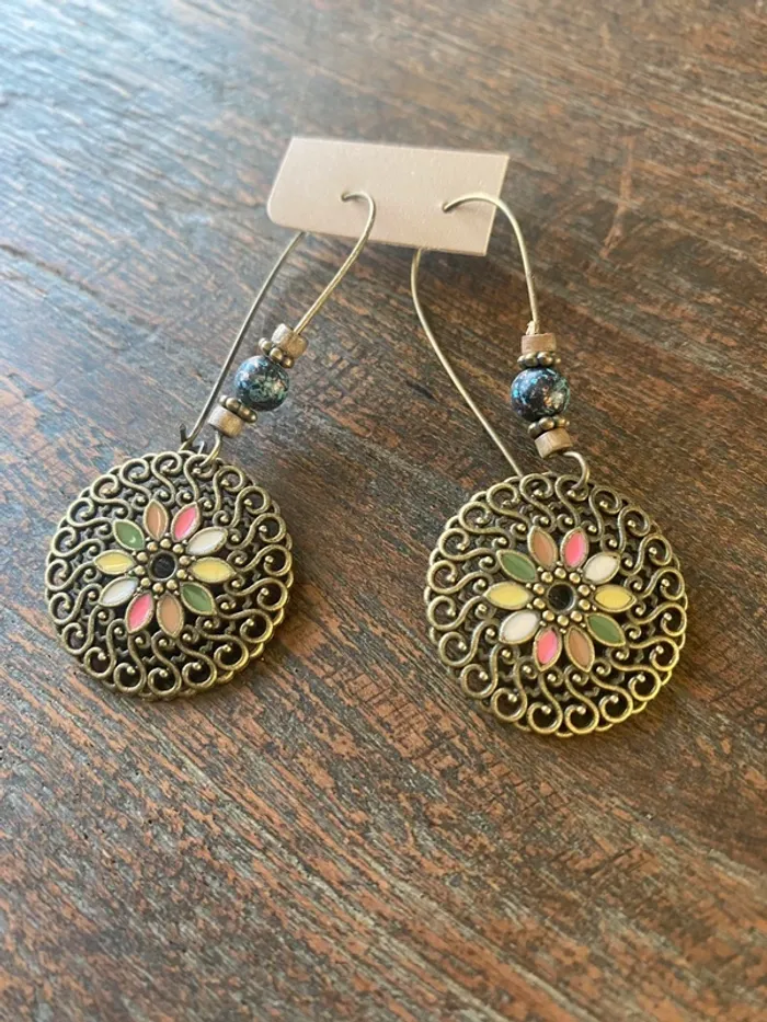 Magnifique paire de boucles d’oreilles avec fleurs et perles - photo numéro 5