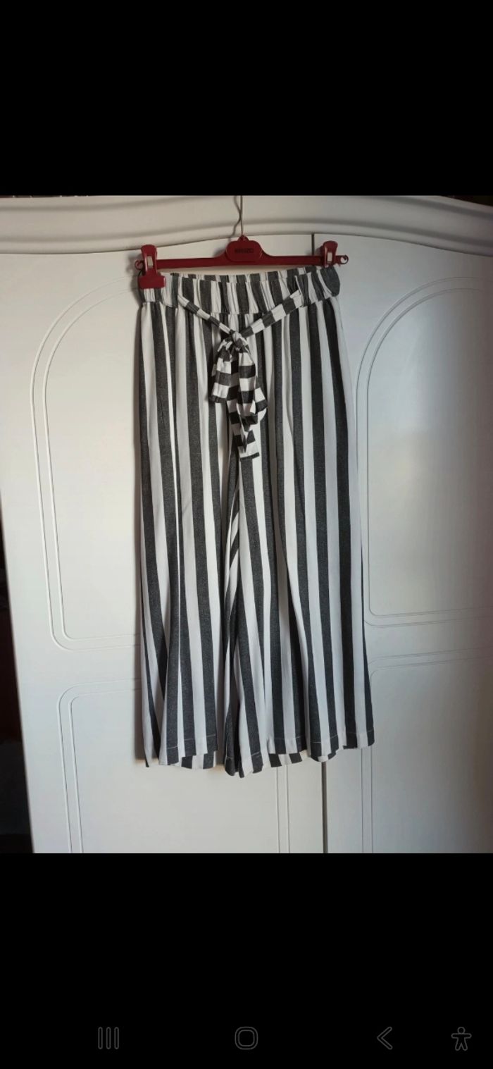 Pantalon large ceinturé rayé