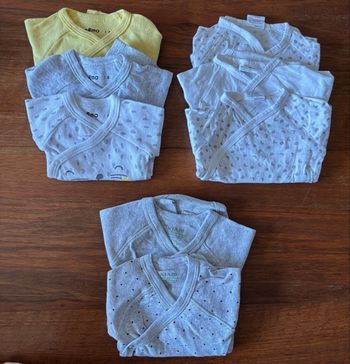 Lot de 8 bodys naissance. 