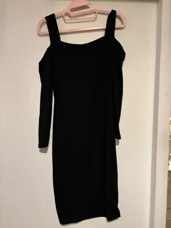 Robe noire chic à manches asymétriques et dos ajouré – Taille S