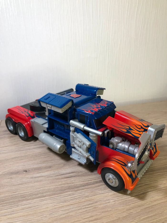 Figurine Transformers 2010 hasro optimus prime camion transformable - photo numéro 4
