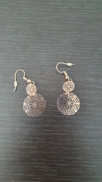 Une paire de boucles d'oreilles neuves
