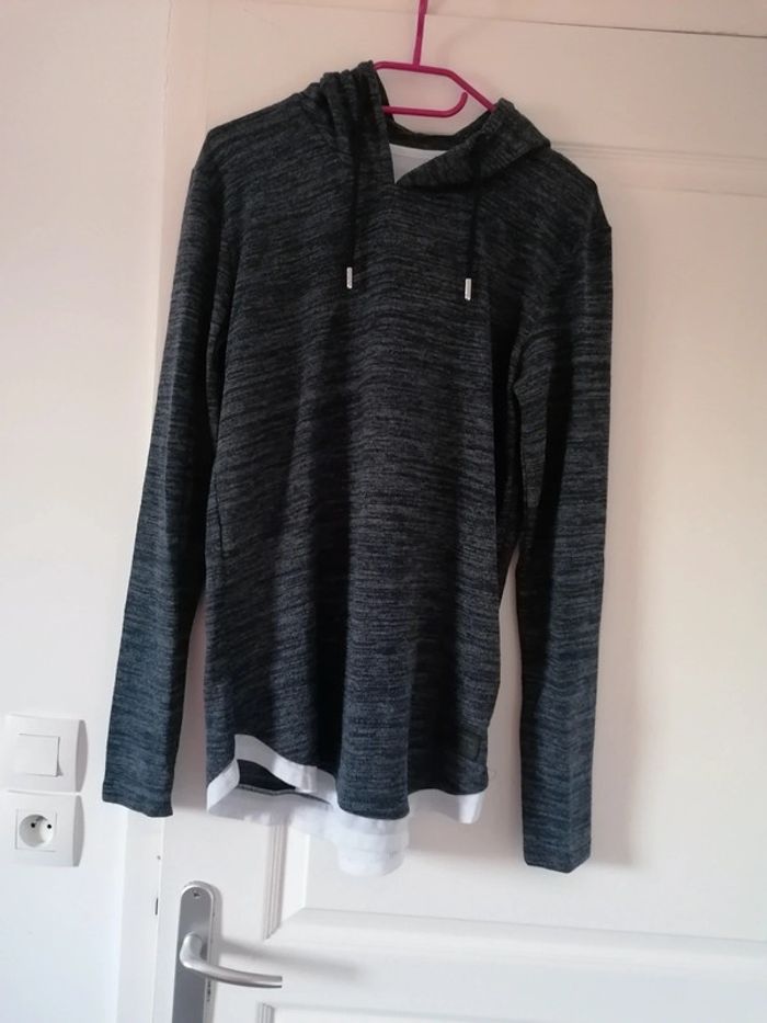 Pull effet tee-shirt dessous neuf avec capuche juste lavé taille L - photo numéro 2