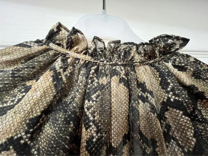Très belle blouse taille 42/44 en très bon état, motif python noir et kaki - photo numéro 8